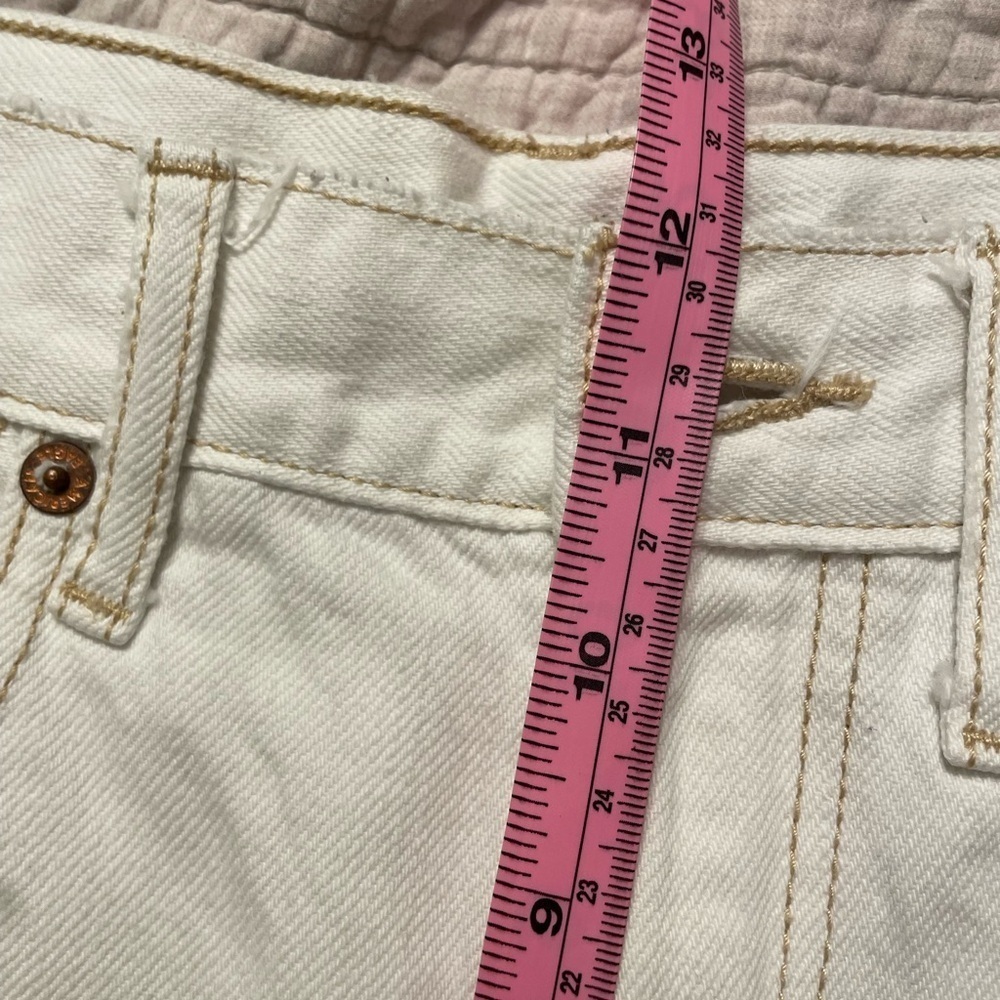 American Eagle 90s Boyfriend Shorts White Denim Tan Stitching Size 6 Raw Hem - Picture 7 of 8